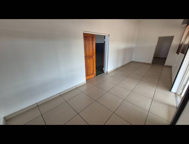 329M² WAREHOUSE TO LET IN APEX